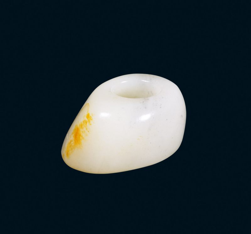 清 白玉留皮随形扳指