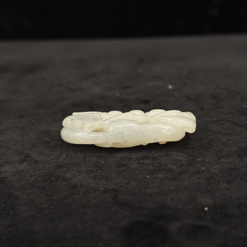 清 白玉留皮松鼠葡萄挂件 - 图6