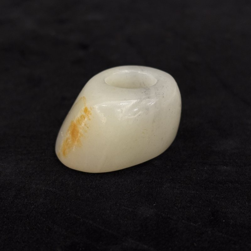 清 白玉留皮随形扳指 - 图2