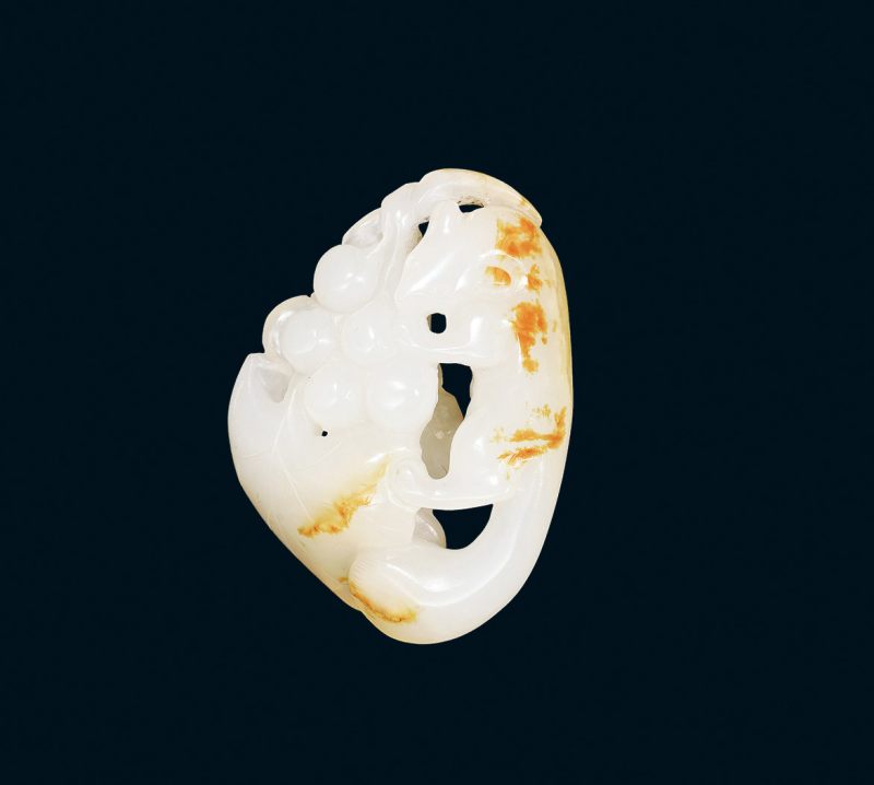 清 白玉留皮松鼠葡萄挂件