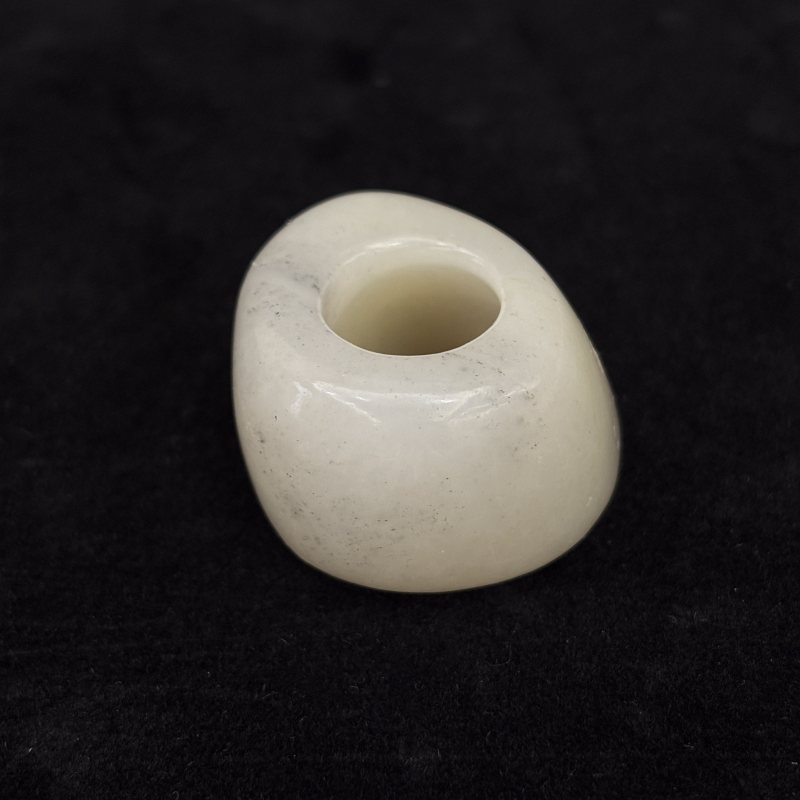 清 白玉留皮随形扳指 - 图5