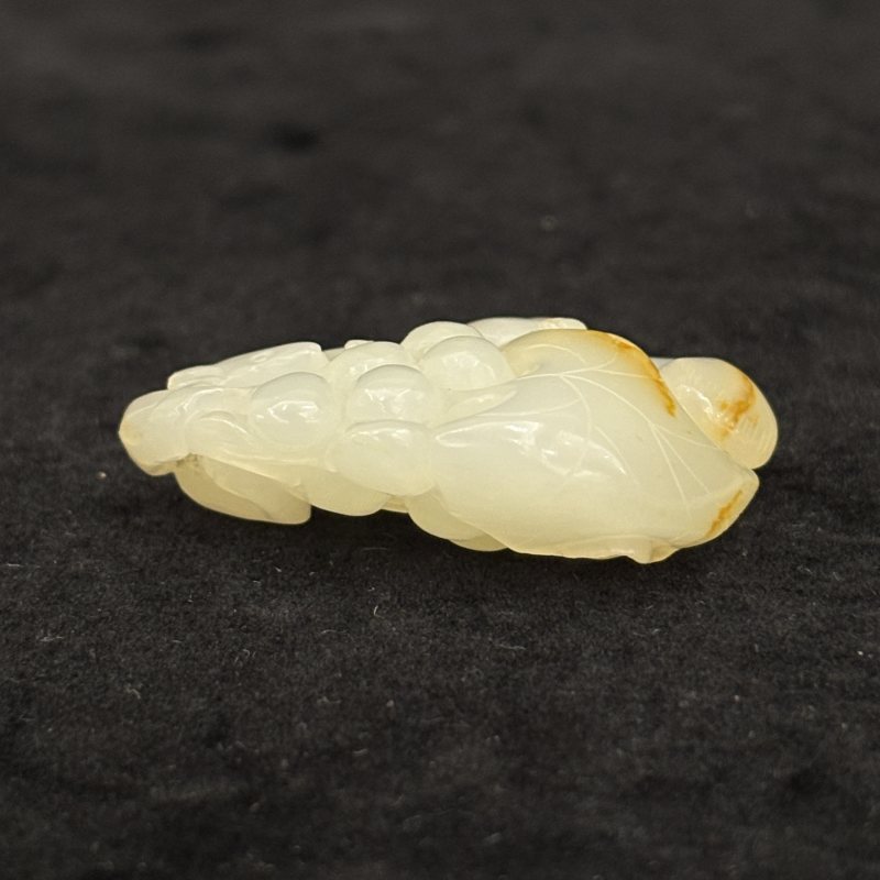 清 白玉留皮松鼠葡萄挂件 - 图3