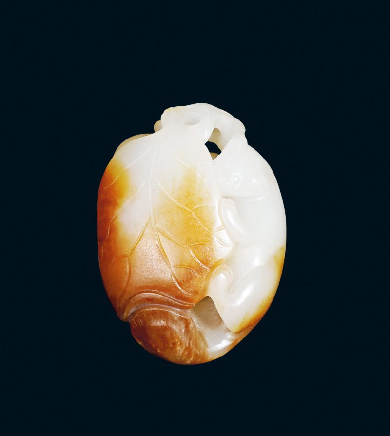 清 白玉镂雕松鼠葡萄挂件