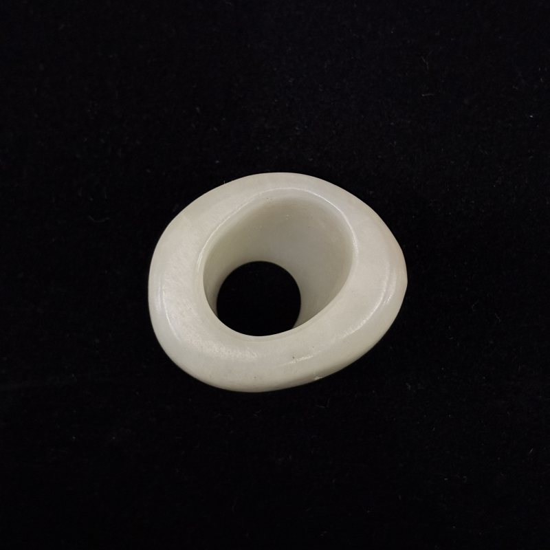 清 白玉留皮随形扳指 - 图7