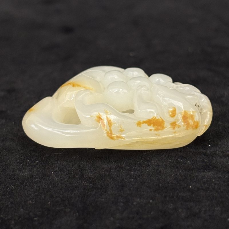清 白玉留皮松鼠葡萄挂件 - 图4