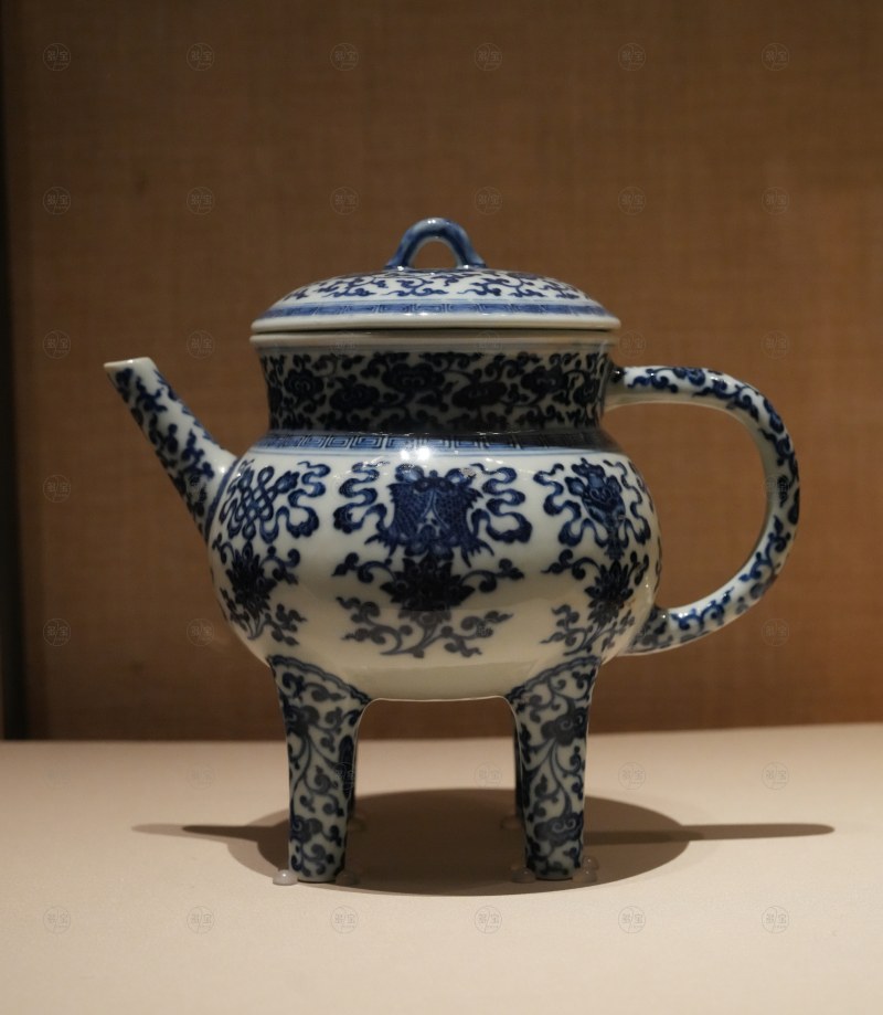清乾隆 青花莲托八宝纹盉壶