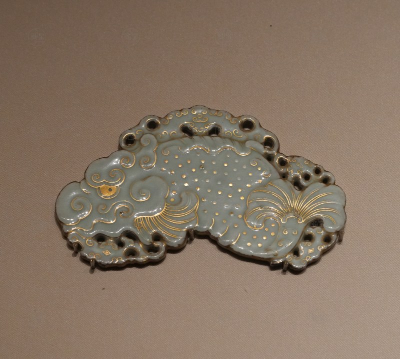 清乾隆 粉青釉描金鱼形磬