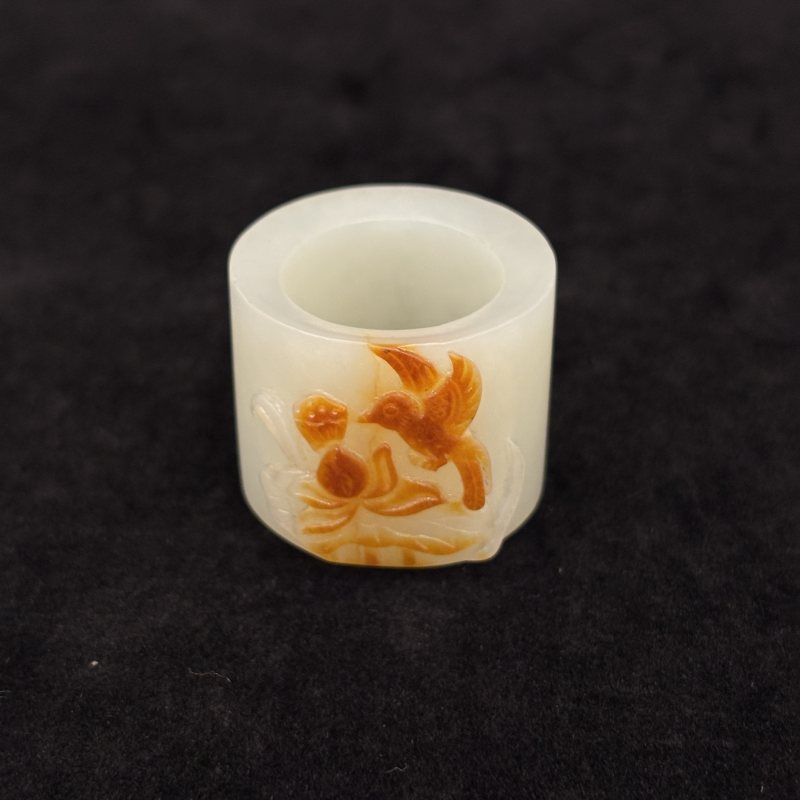 清 白玉留皮花鸟纹扳指 - 图2