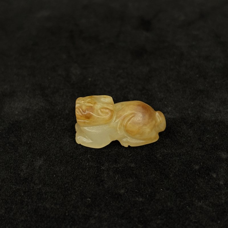 清 白玉留皮瑞兽两件 - 图11