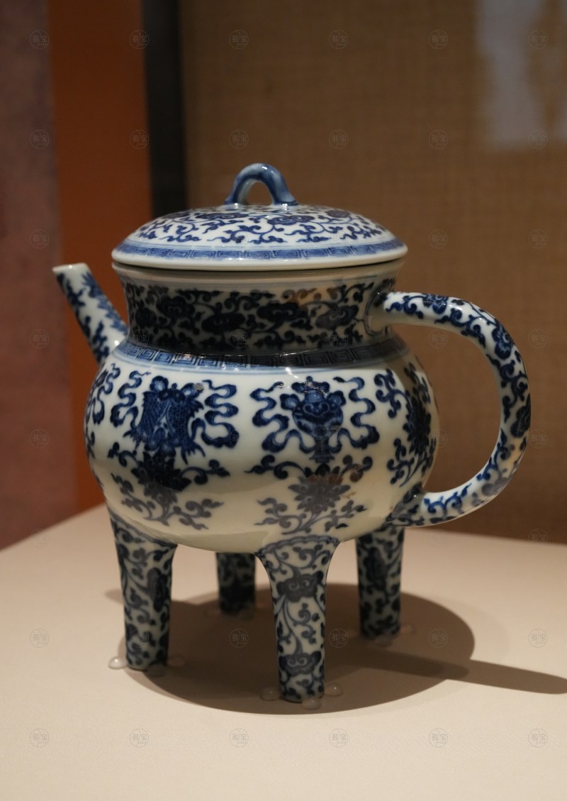 清乾隆 青花莲托八宝纹盉壶 - 图3