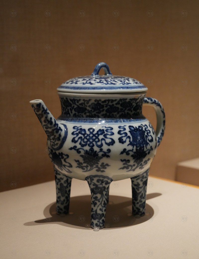 清乾隆 青花莲托八宝纹盉壶 - 图4