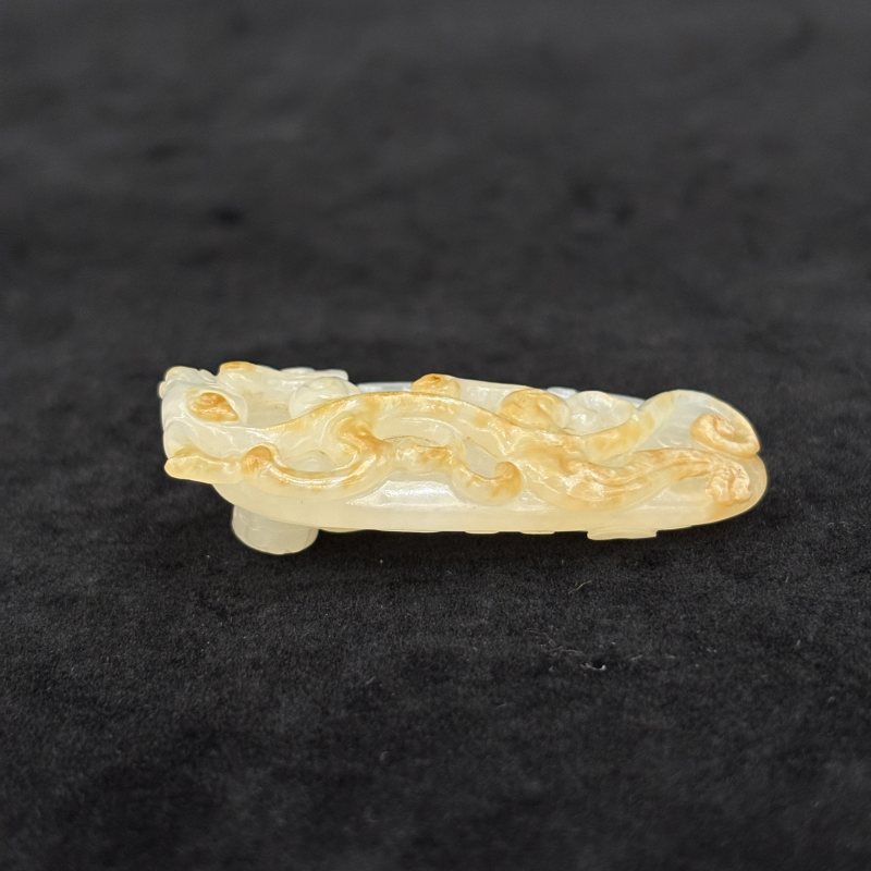 清 白玉留皮盘螭鸡心佩 - 图4