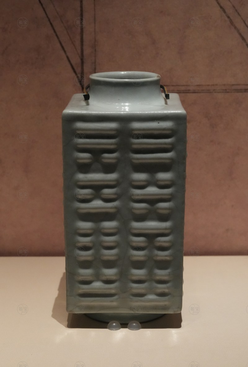 清乾隆 仿官釉八卦纹琮式瓶