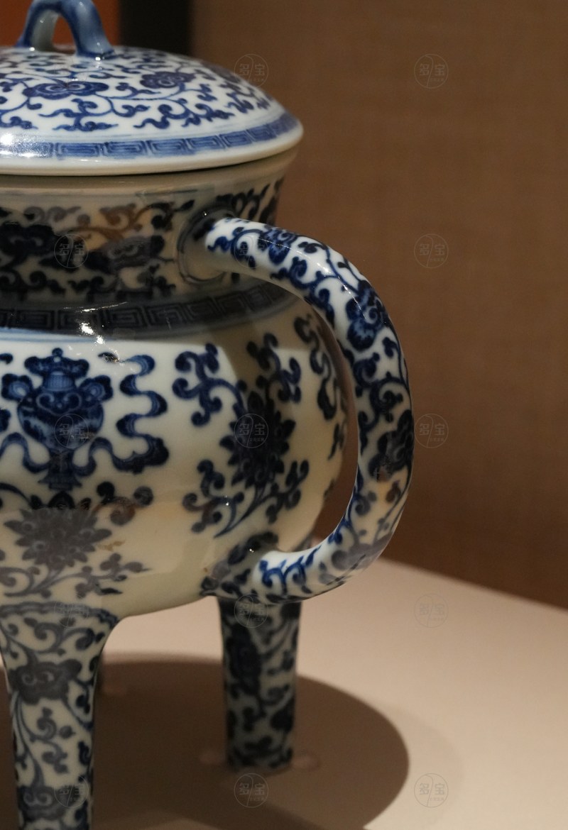 清乾隆 青花莲托八宝纹盉壶 - 图6