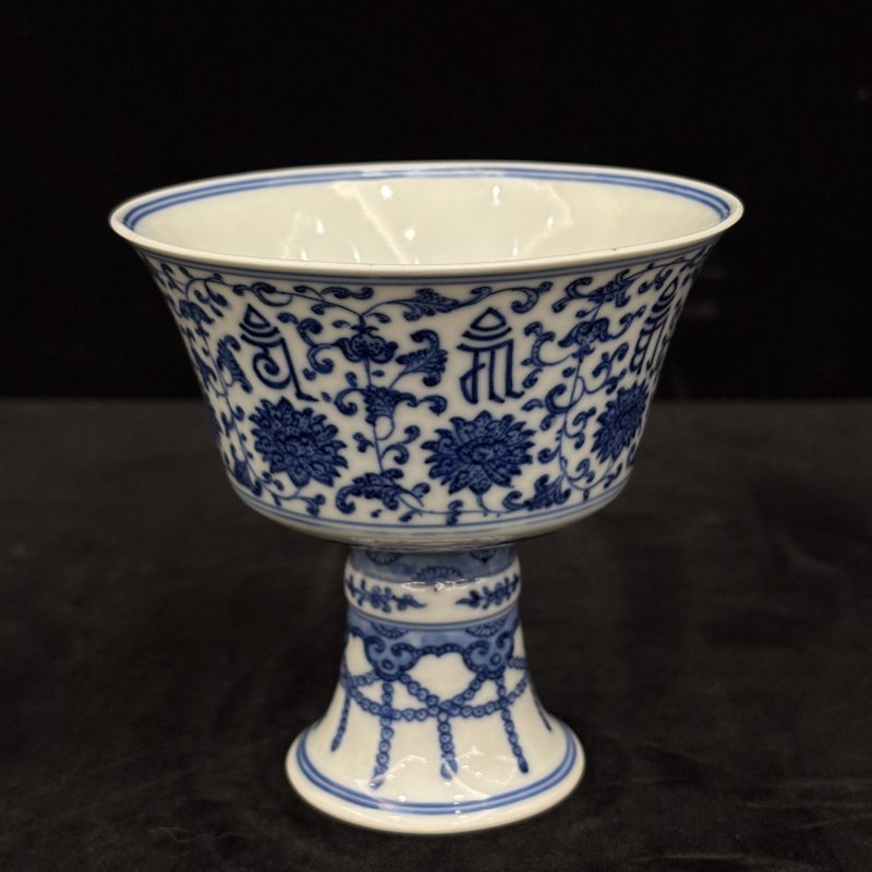 清 青花缠枝莲托梵文高足杯 - 图3