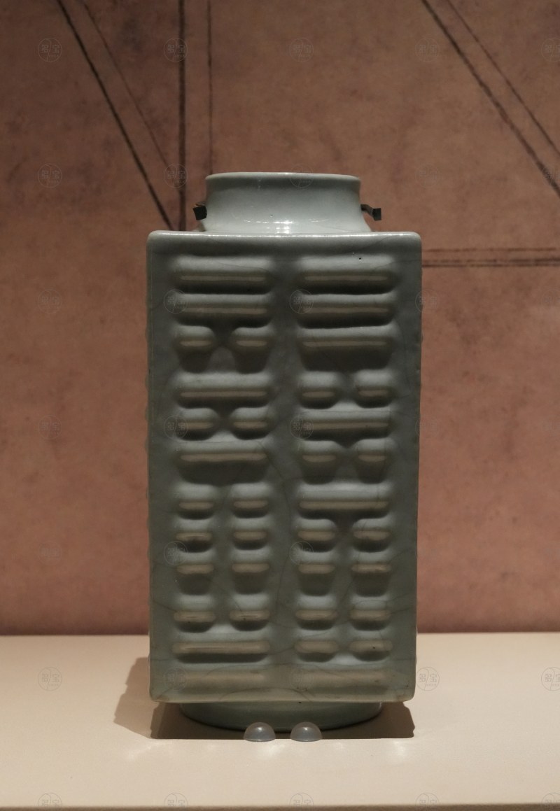 清乾隆 仿官釉八卦纹琮式瓶 - 图2
