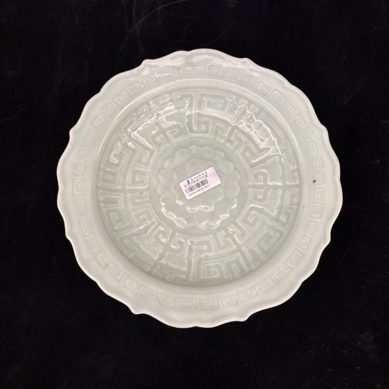 清 青釉模印花卉纹菱口盘两件 - 图6