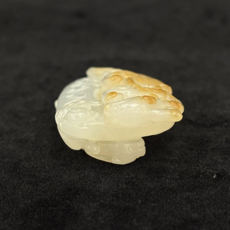 清 白玉留皮盘螭鸡心佩 - 图6