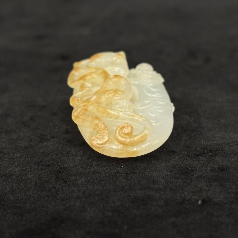 清 白玉留皮盘螭鸡心佩 - 图7