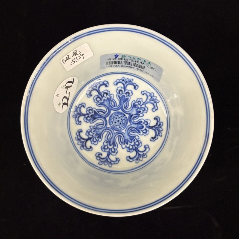 清 青花缠枝莲托梵文高足杯 - 图6