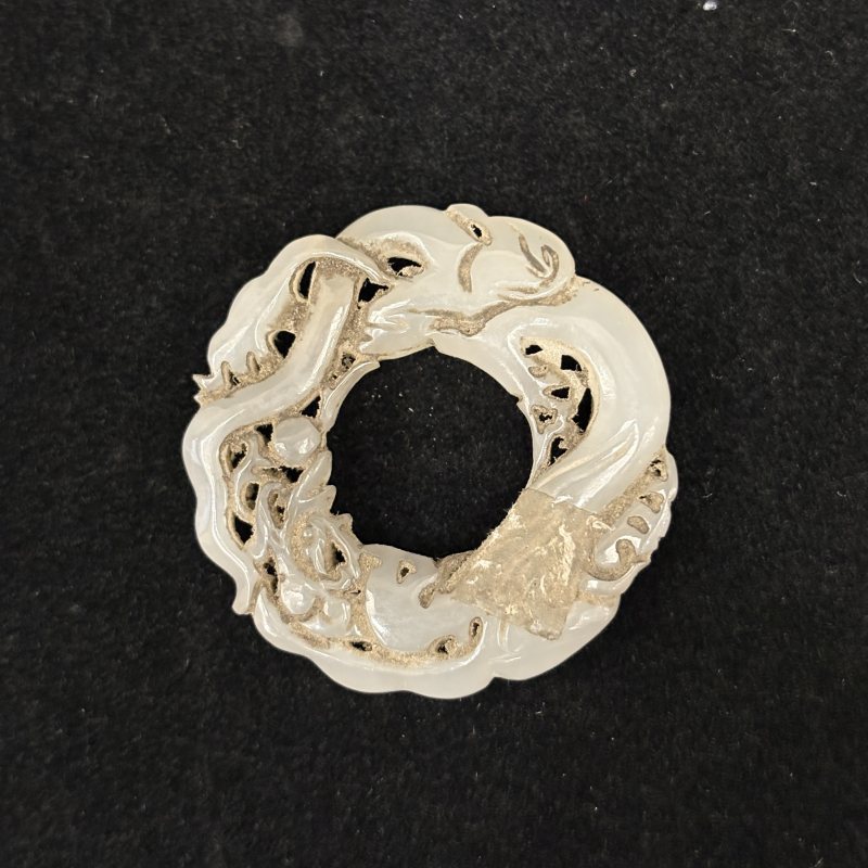 清 白玉镂雕龙纹环 - 图2