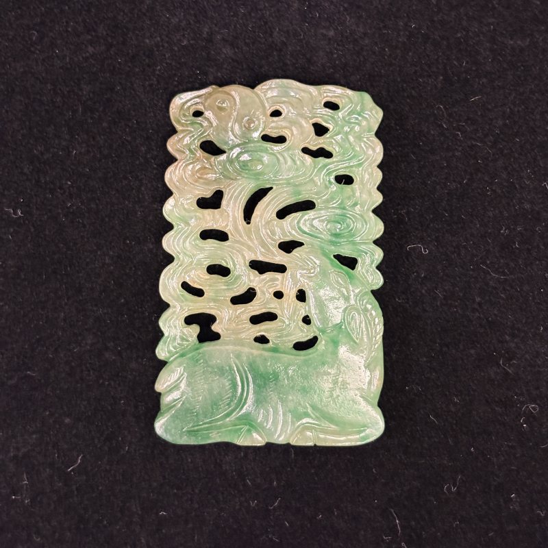 清 翡翠镂雕卧羊云纹牌 - 图3