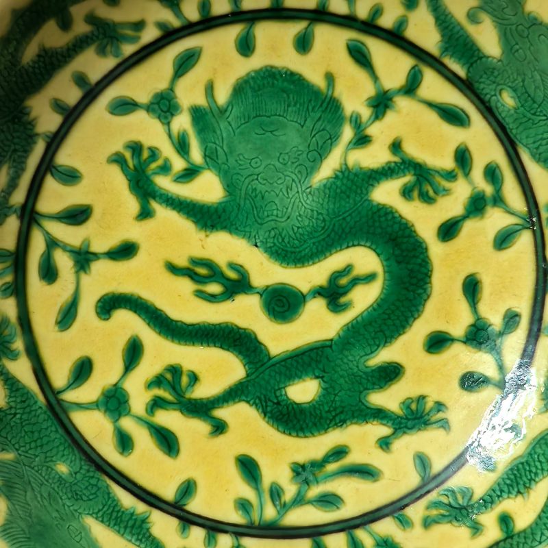 清嘉庆黄地绿彩云龙纹花口盘-多宝古瓷宝典