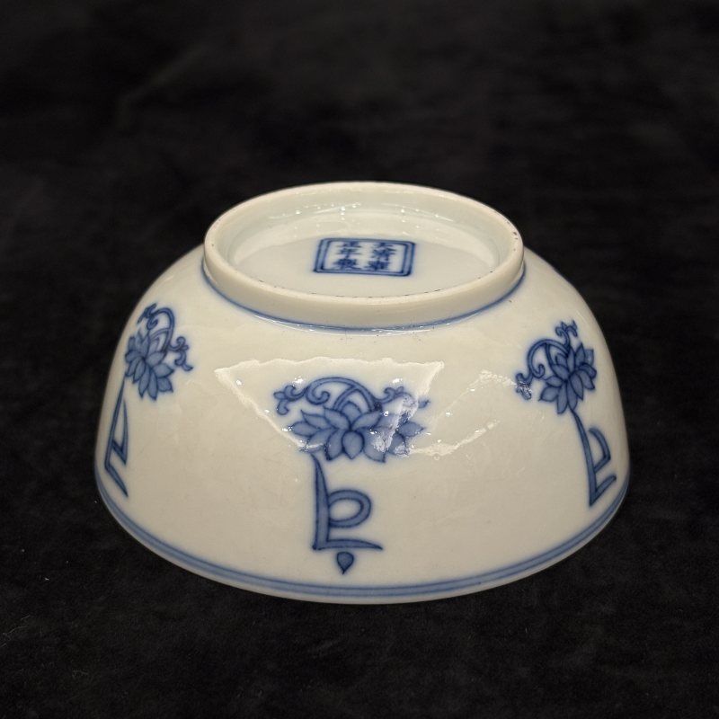 清 青花莲托梵文杯 - 图8
