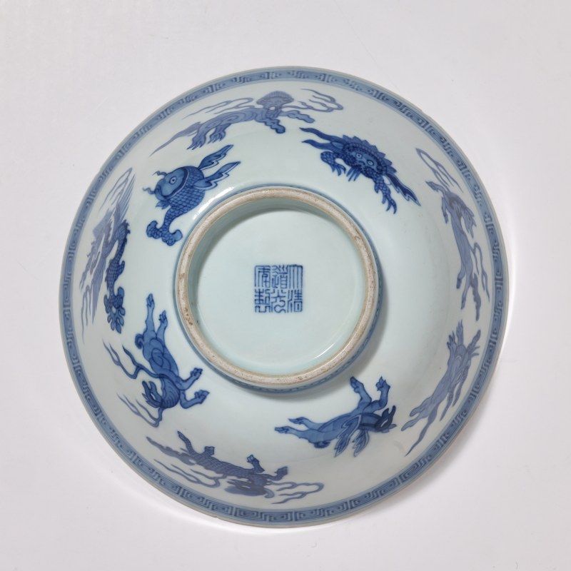 清道光 青花海怪纹大碗 - 图8