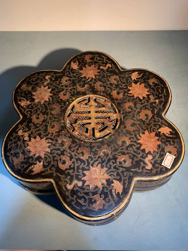 清 大漆描金缠枝莲托寿字纹葵形攒盒 - 图8