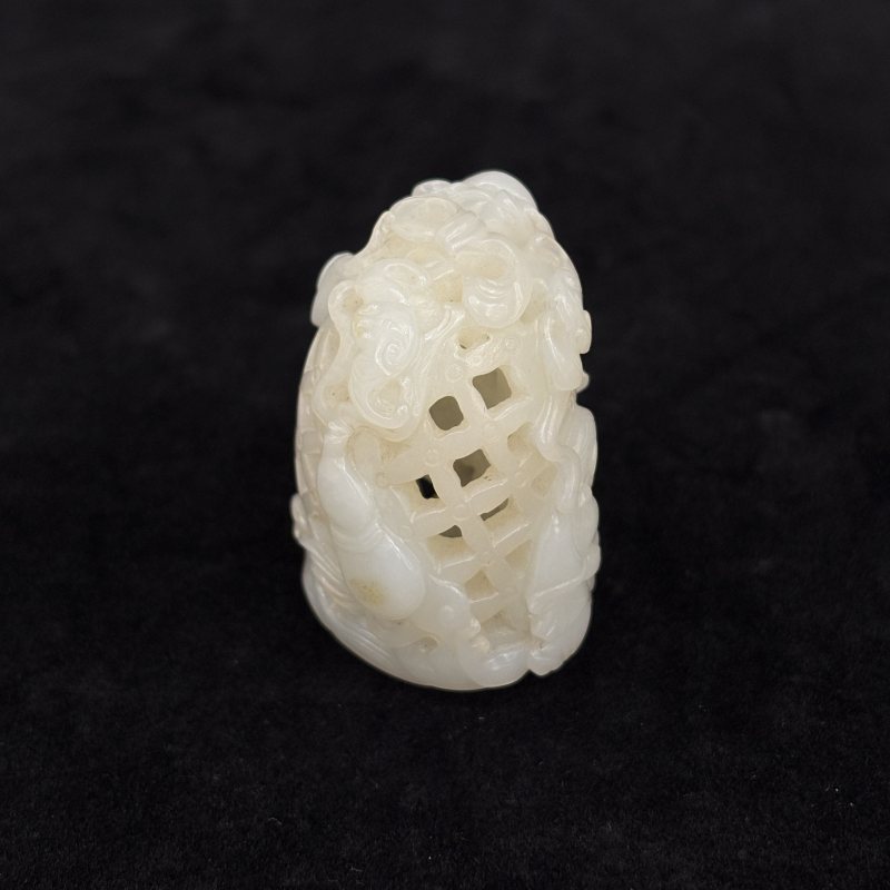 清 白玉留皮镂雕刘海戏金蟾炉顶 - 图5