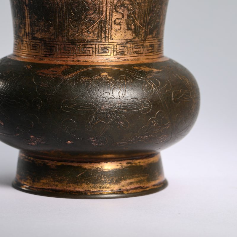 明 铜局部鎏金缠枝莲花纹尊 - 图6