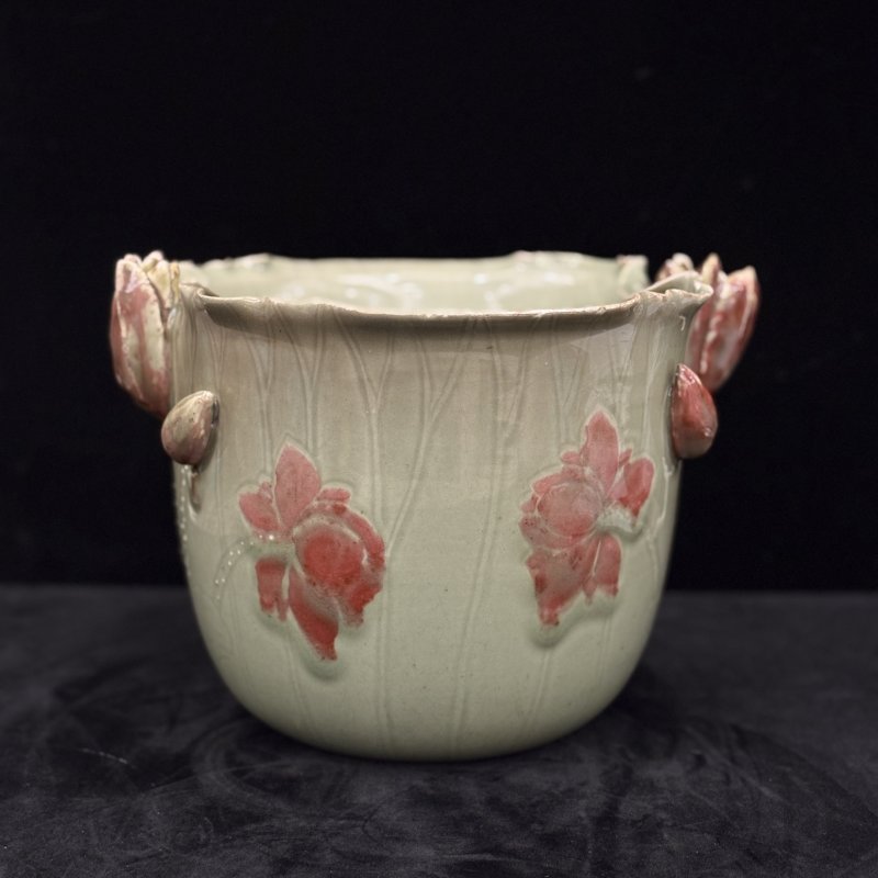 清 青釉釉里红荷花式卷缸 - 图4
