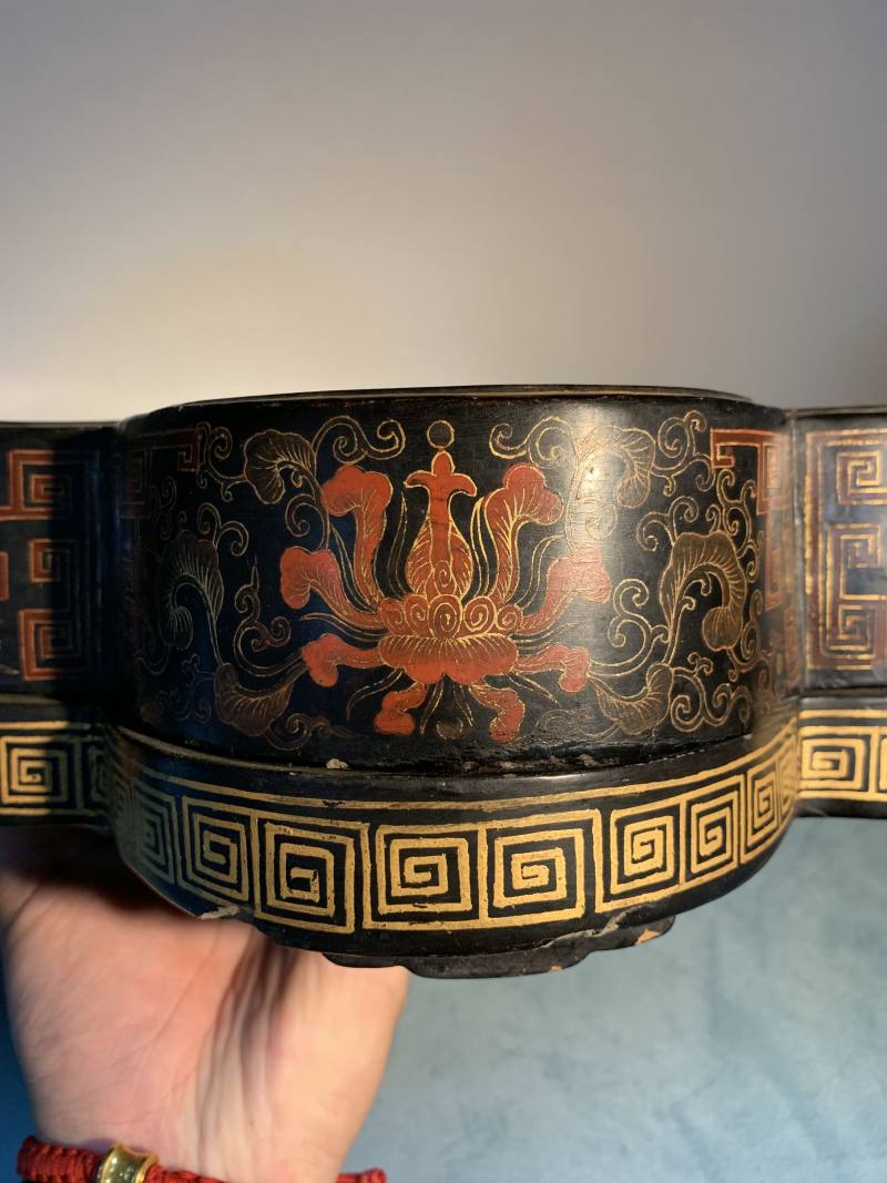 清 大漆描金缠枝莲托寿字纹葵形攒盒 - 图10