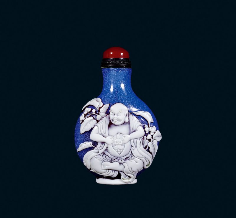 清 琉璃巧雕罗汉图烟壶