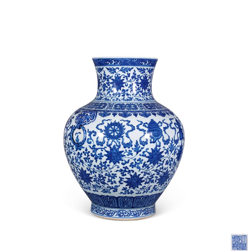 清 青花莲托八宝纹辅首尊