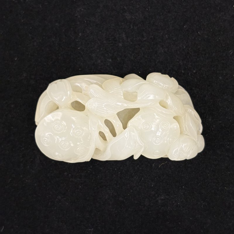 清 白玉留皮镂雕花鸟纹挂件 - 图2