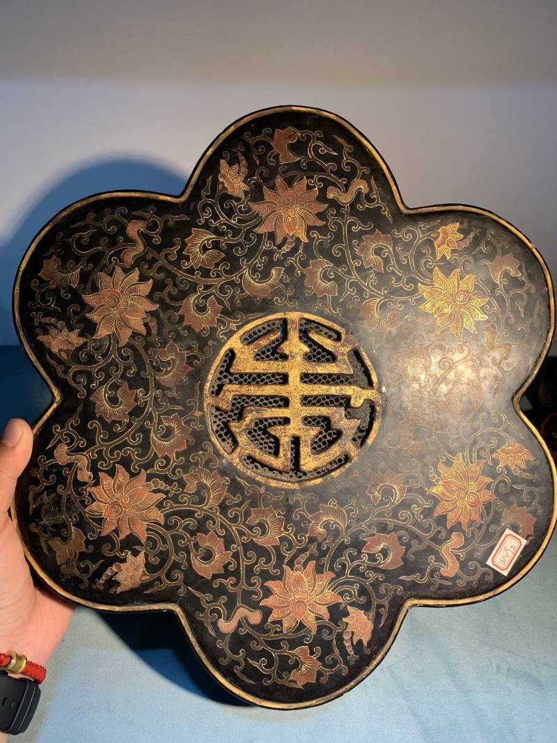清 大漆描金缠枝莲托寿字纹葵形攒盒 - 图12