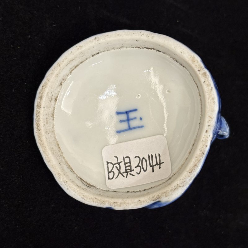 清 蓝釉雕瓷戏狮盖盒 - 图7