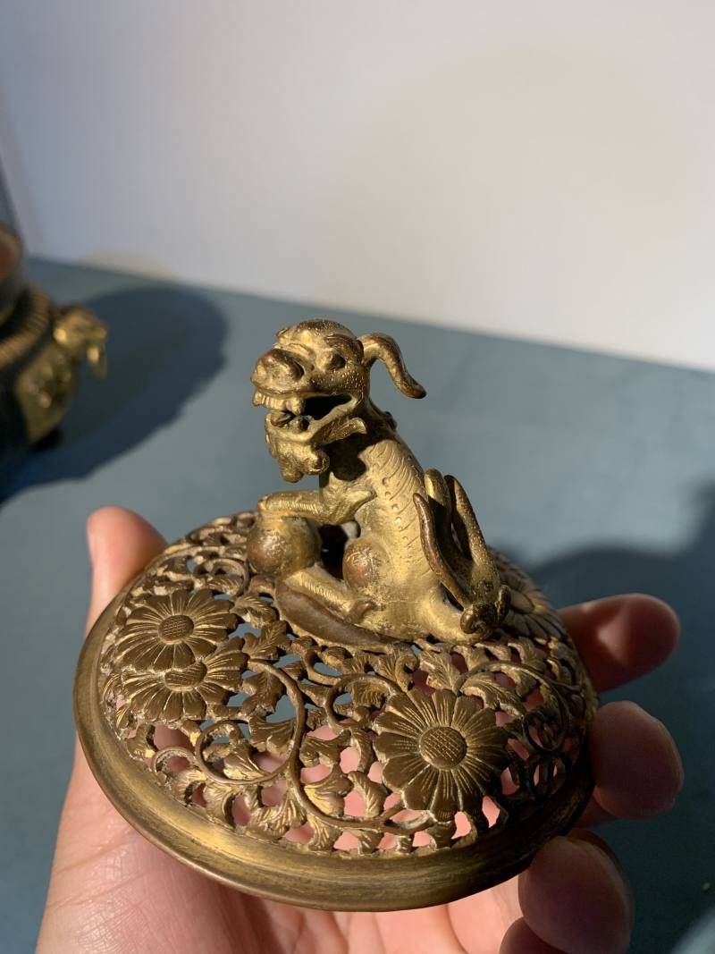 清乾隆 造办处乌铜走金开光錾刻花鸟纹狮钮三足炉 - 图13