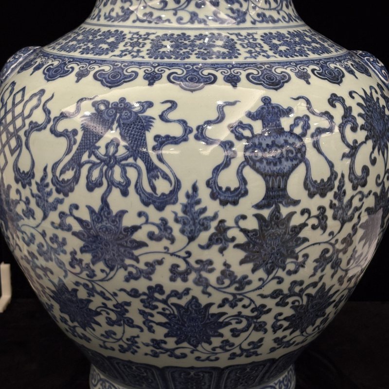 清 青花莲托八宝纹辅首尊 - 图3