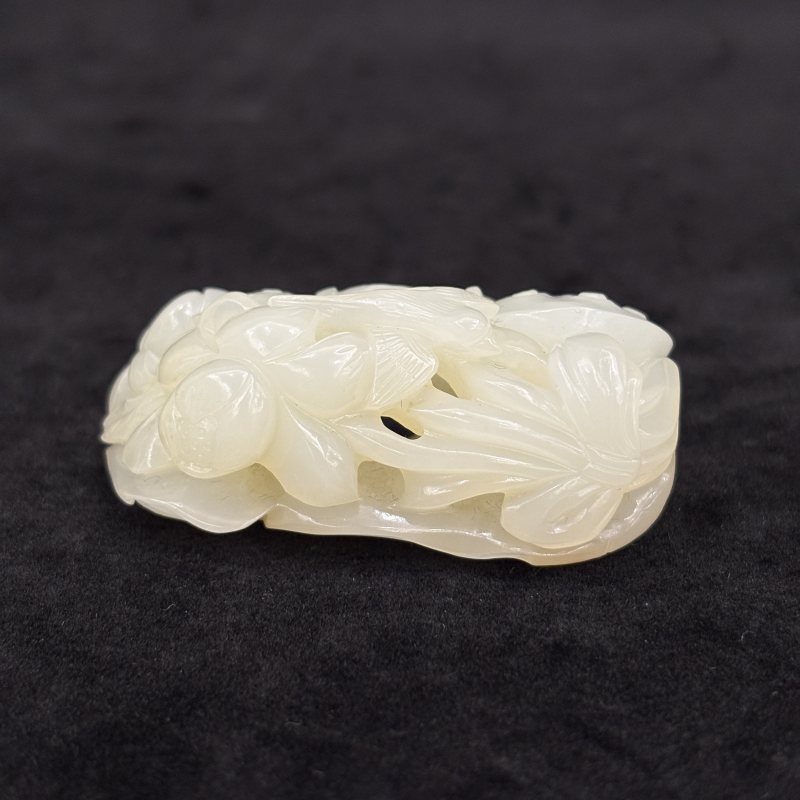 清 白玉留皮镂雕花鸟纹挂件 - 图5