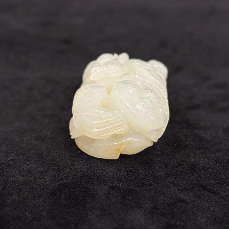 清 白玉留皮镂雕花鸟纹挂件 - 图6