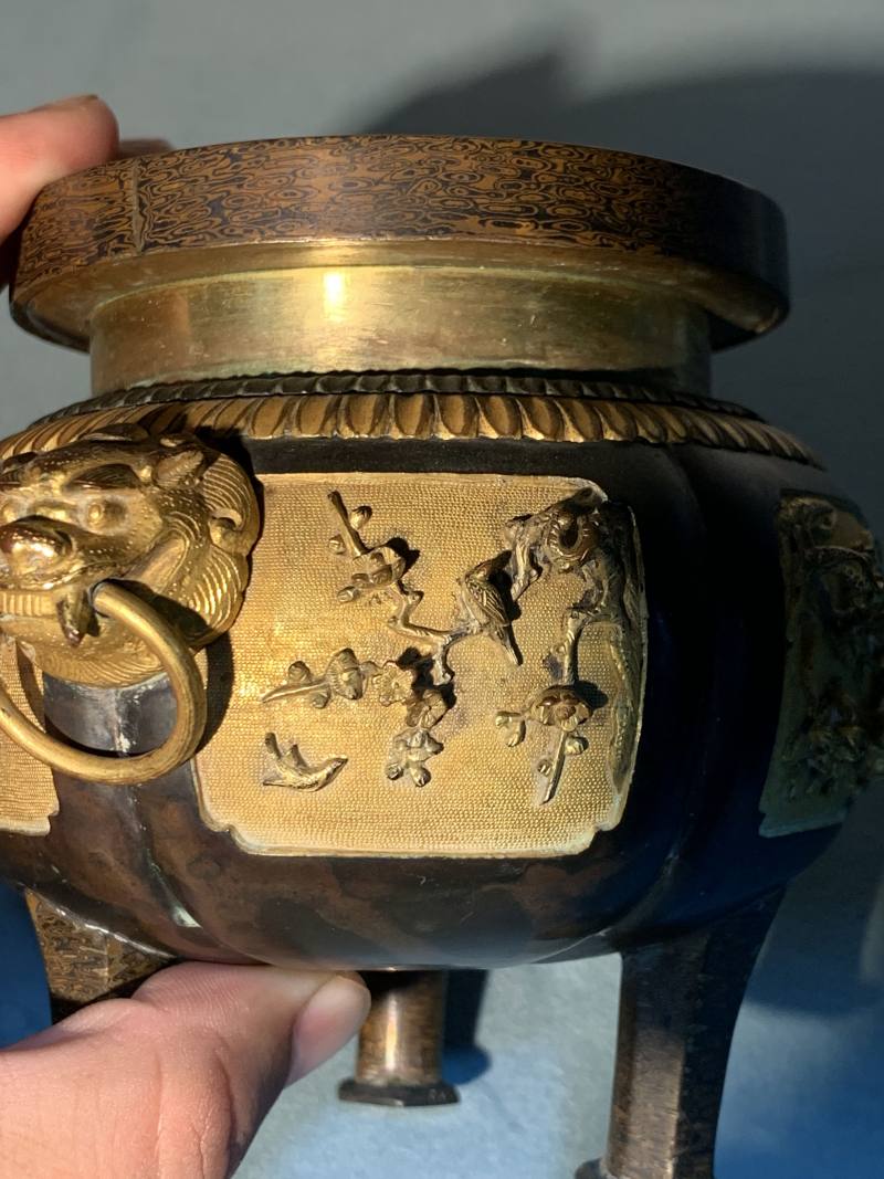清乾隆 造办处乌铜走金开光錾刻花鸟纹狮钮三足炉 - 图17