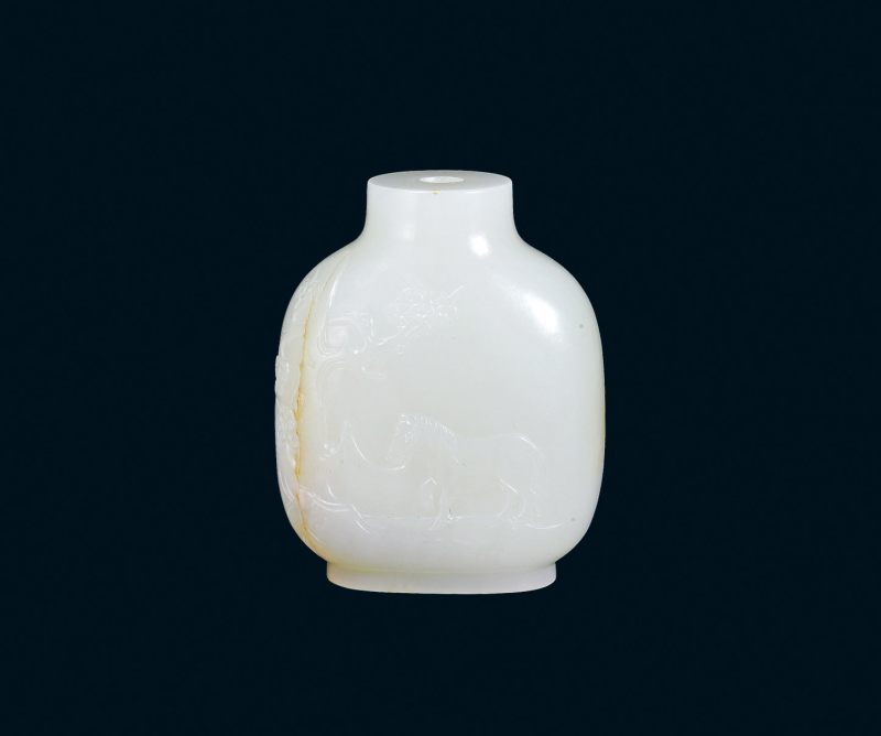 清 白玉骏马图烟壶