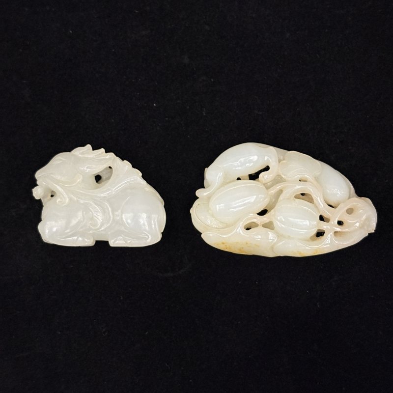 清 白玉留皮松鼠葡萄 白玉鹿衔灵芝两件 - 图2