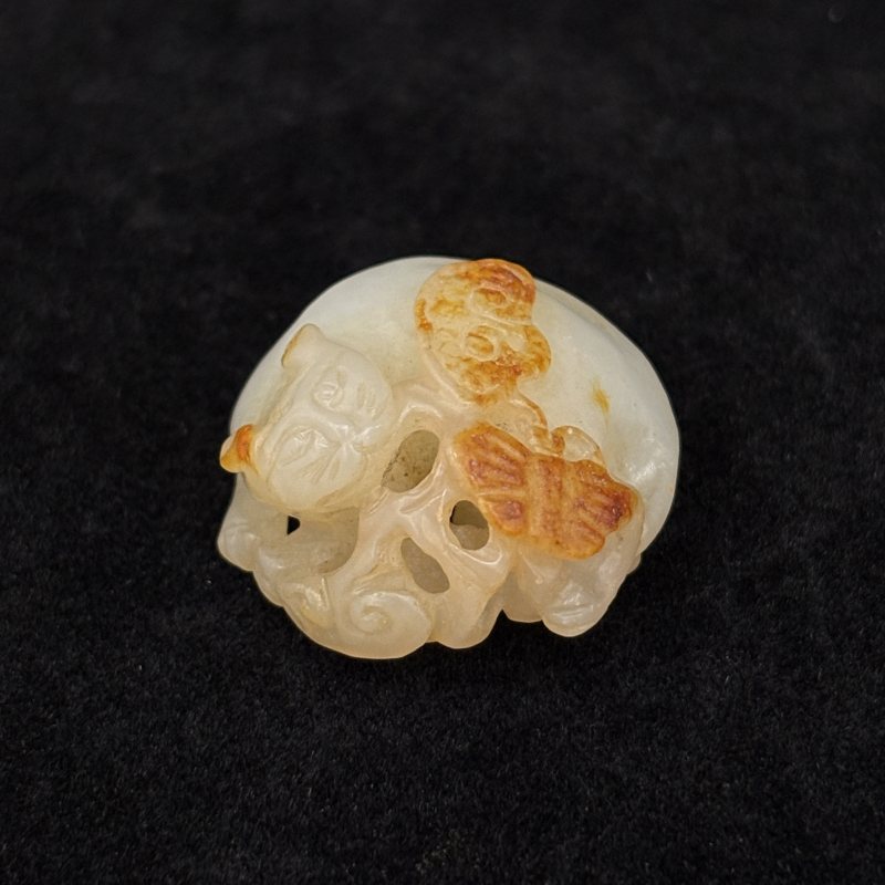 清 白玉留皮镂雕猫蝶纹挂件 - 图2