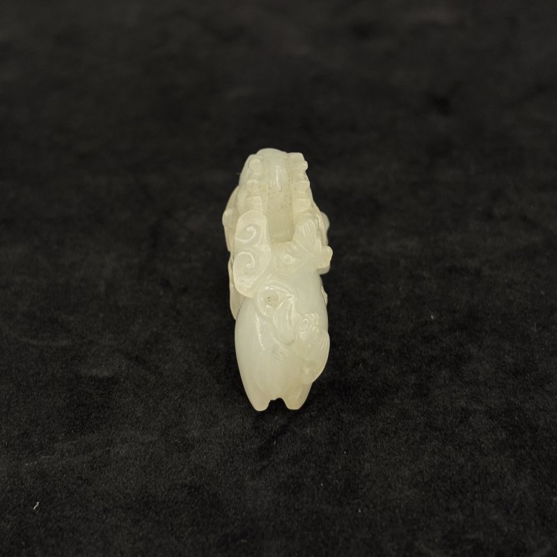 清 白玉留皮松鼠葡萄 白玉鹿衔灵芝两件 - 图4