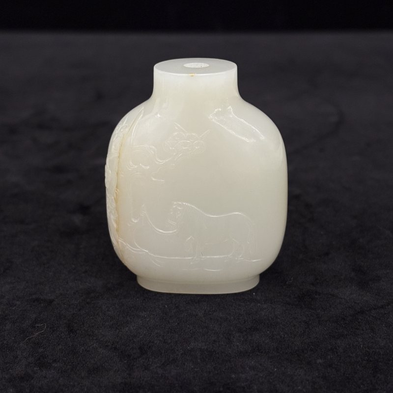 清 白玉骏马图烟壶 - 图4