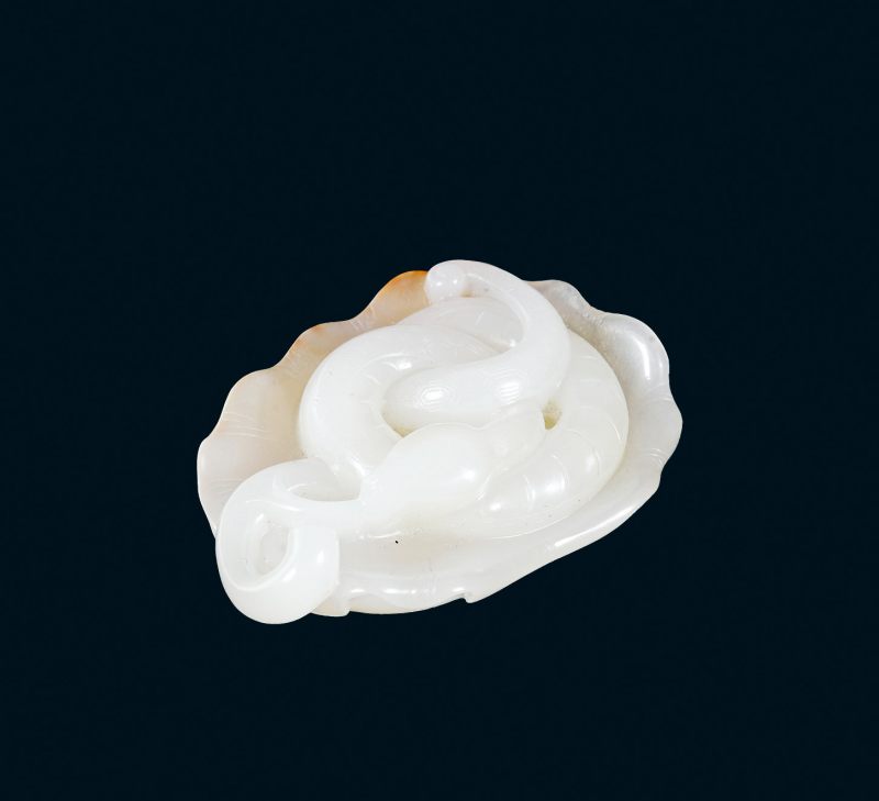 清 白玉留皮蛇纹挂件
